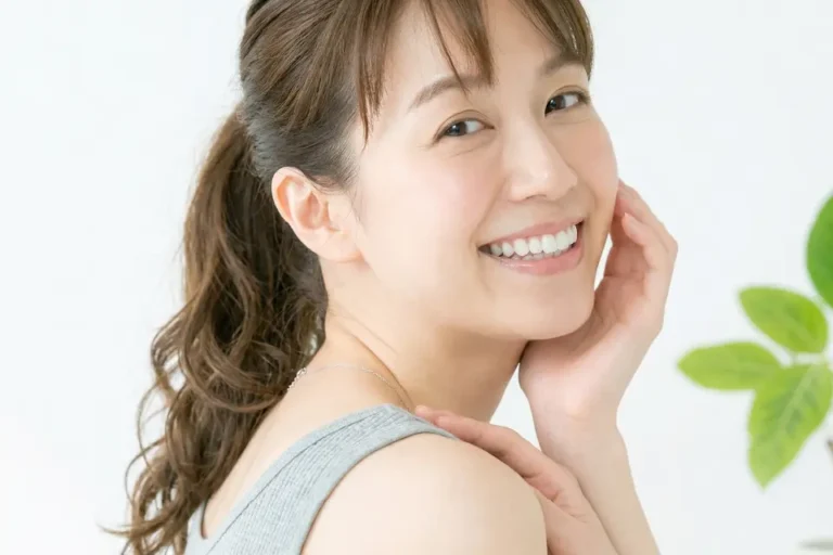表側矯正(セラミックブラケット)で上下の前歯のガタガタと出っ歯、ディープバイトを矯正歯科治療した症例のカバー画像
